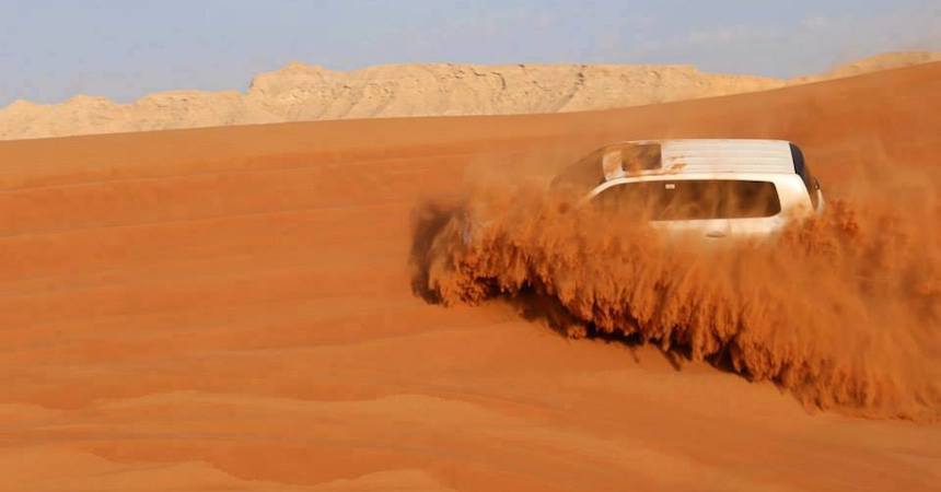 Oman_EliteTravelTourism_Car_In_Dunes.jpg